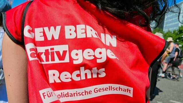 Protest-Teilnehmering mit Shirt 'aktiv gegen Rechts, demokratische Gesellschaft verteidigen'