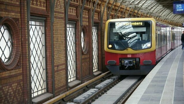 S-Bahn hält in einem Bahnhof