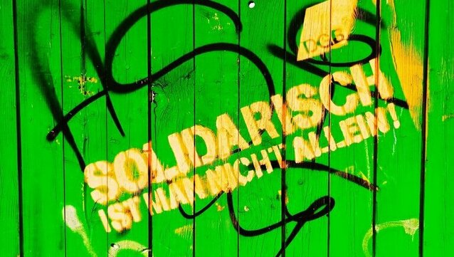 Graffito: Solidarisch ist man nicht allein!